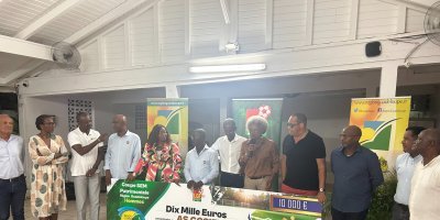 Yane Béziat aux côtés de l'AS Gosier pour leur récompense offerte par la Région Guadeloupe