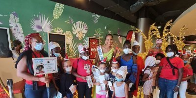 Clémence Botino fait briller les yeux des enfants du Gosier