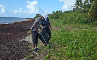 Clean ton quartier ! Une opération citoyenne et environnementale pour nettoyer la plage des Salines