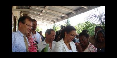 Marie-Luce Penchard, en visite à l'association PASSERELLE PLUS