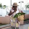 Une comédienne de la troupe Téyat a moun Grippon, expliquant la conduite à...