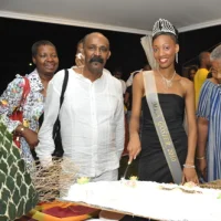 Andy BOUSIGNAC coupe le gâteau du cocktail avec M.SÉVÉRIEN et Mme LAPIN