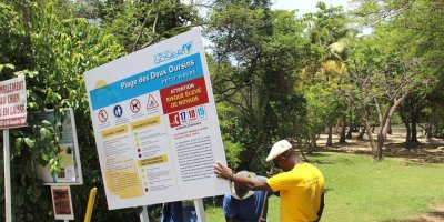 Installation de panneaux d'information sur les plages du Gosier