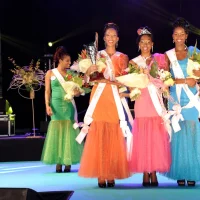 Miss Gosier entourée de ses deux Dauphines