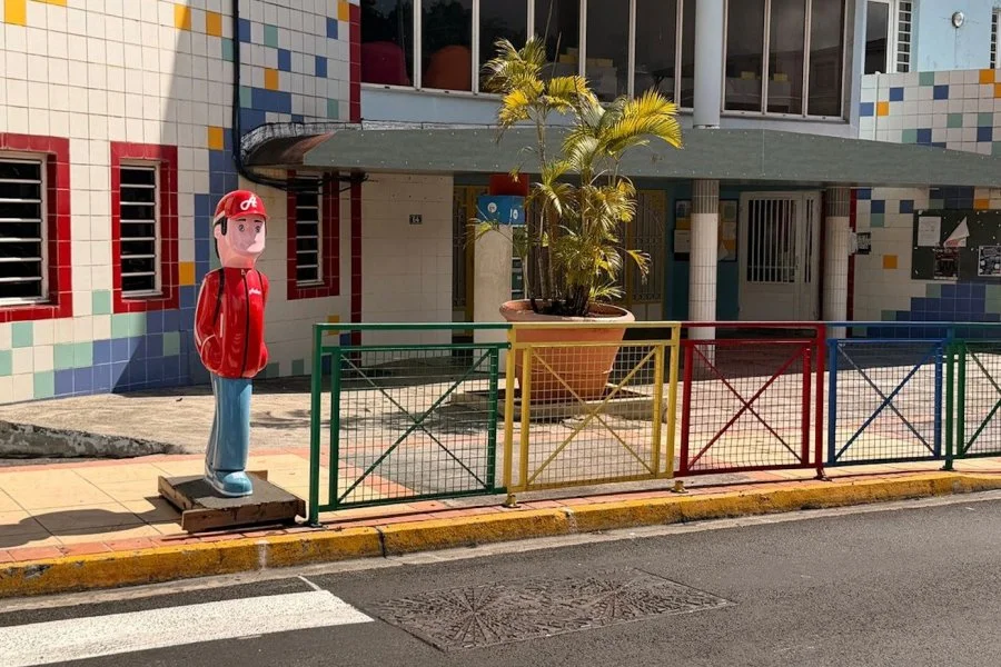 Aux abords des écoles du Gosier, les figurines sont de retour pour faire ralentir les automobilistes