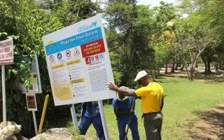 Installation de panneaux d'information sur les plages du Gosier
