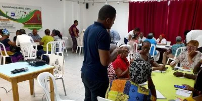 Les seniors apprennent à se servir d'un téléphone mobile