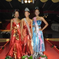 Andy BOUSIGNAC, Miss Gosier 2010, entourée de ses 2 dauphines