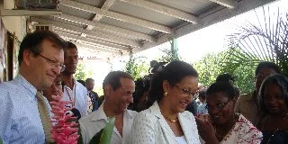 Marie-Luce Penchard, en visite à l'association PASSERELLE PLUS